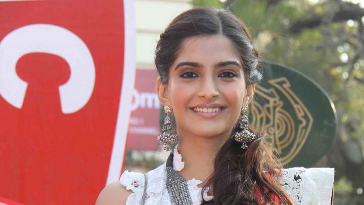 Sonam Kapoor Smiling N Wet Lips At Hello Classic Race
